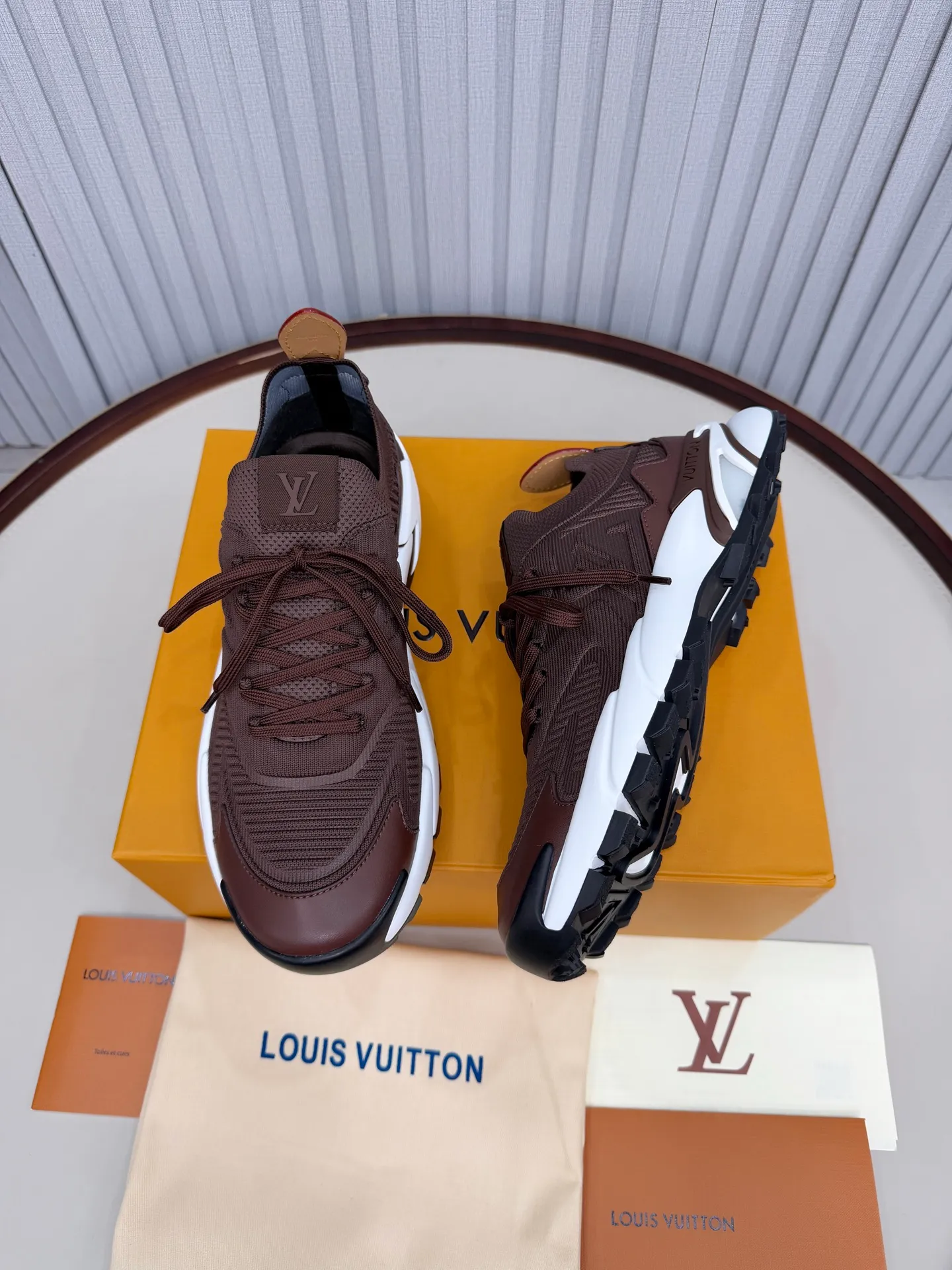 Men's men's shoes pP640! Top version LV Louis Vuitton L Jialu brand Runner Tatic series thick-soled casual sports shoes running shoes original purchase development and production This LV Runner Tatic sports shoe combines fly woven fabric material to interpret the inspiration of traditional mountaineering shoes. The LV letters are written on one side, the Louis Vuitton logo, and the light and wear-resistant rubber outsole complete the whole package. The delivery counter is exquisitely packaged🛍📦 ▪️Fabrics: Original imported custom fly-knit fabric ▪️Inner lining: Original custom-made breathable mesh ▪️Sole: Original molded anti-slip rubber combination material ▪️Sole thickness: 4CM ▪️Size: Men's 39-45